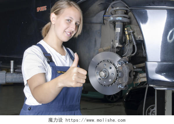 女性汽车机械维修车间前一辆车的刹车加油点赞点赞手势